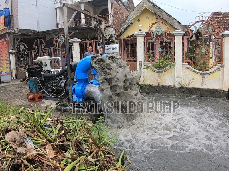 Pompa air banjir dari Intan
